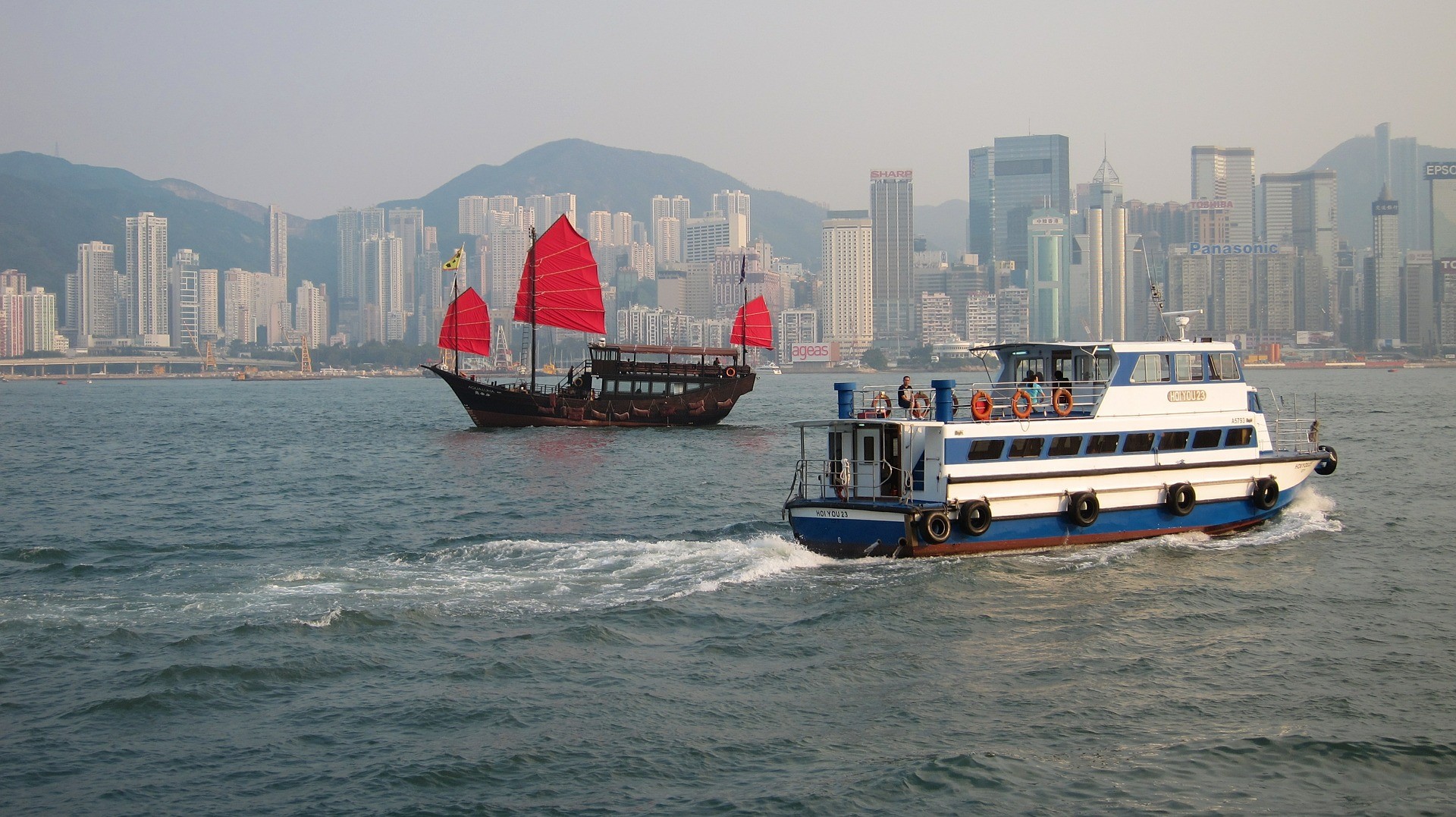 victoria harbour and sky100 hong kong